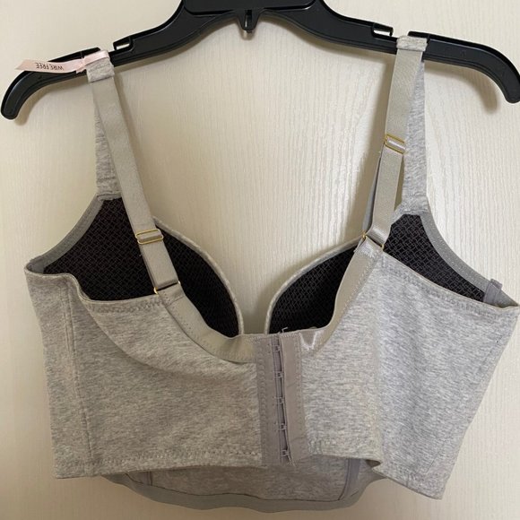 Daisy Fuentes bra - Picture 2 of 4